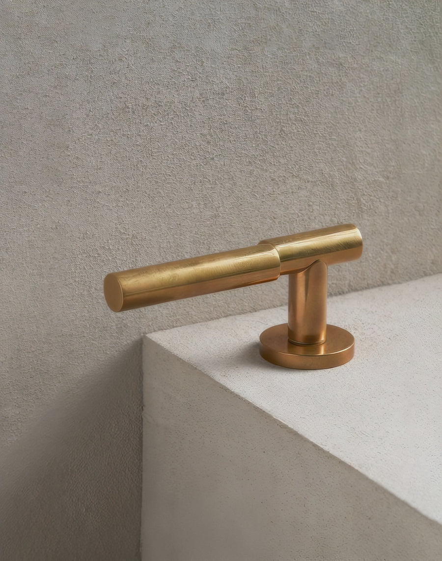 Shift door handle set on round rose