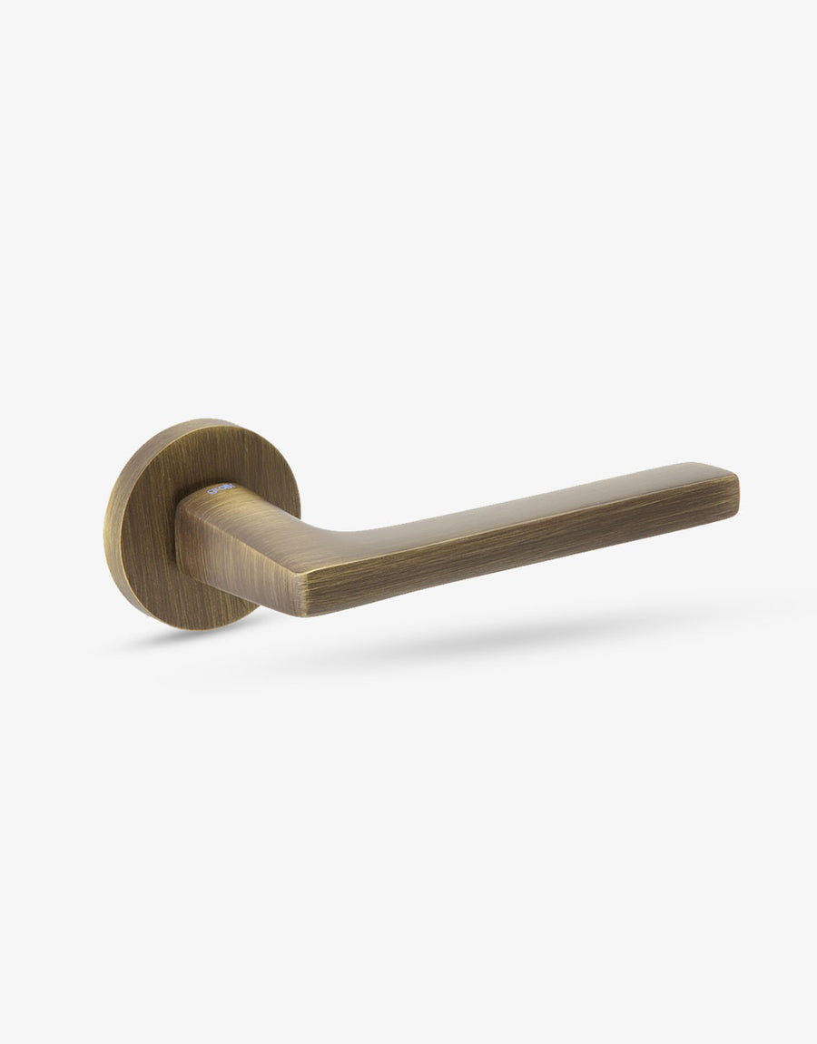 Log.gic door handle set on round rose