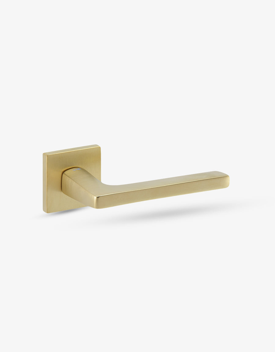 Log.gic door handle set on squared rose