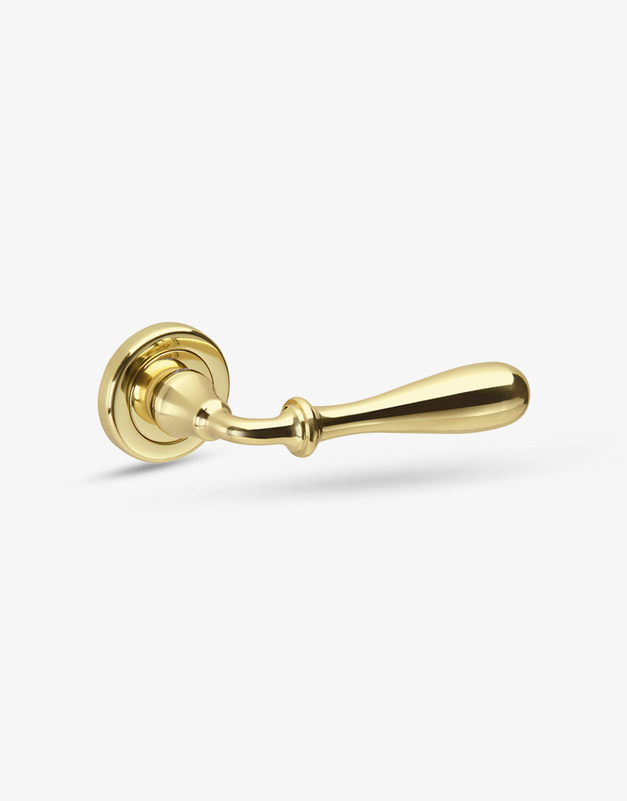 Kilto door handle set on round rose