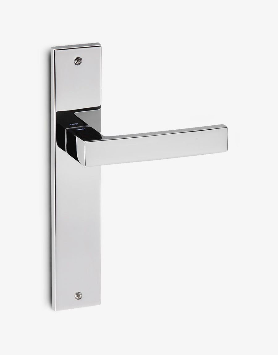 Ángolo door handle set on a rectangular backplate