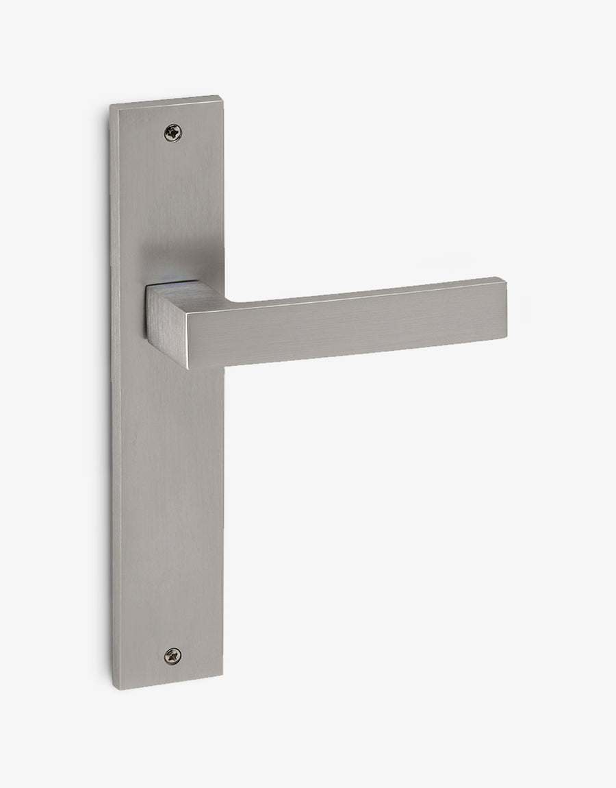 Ángolo door handle set on a rectangular backplate