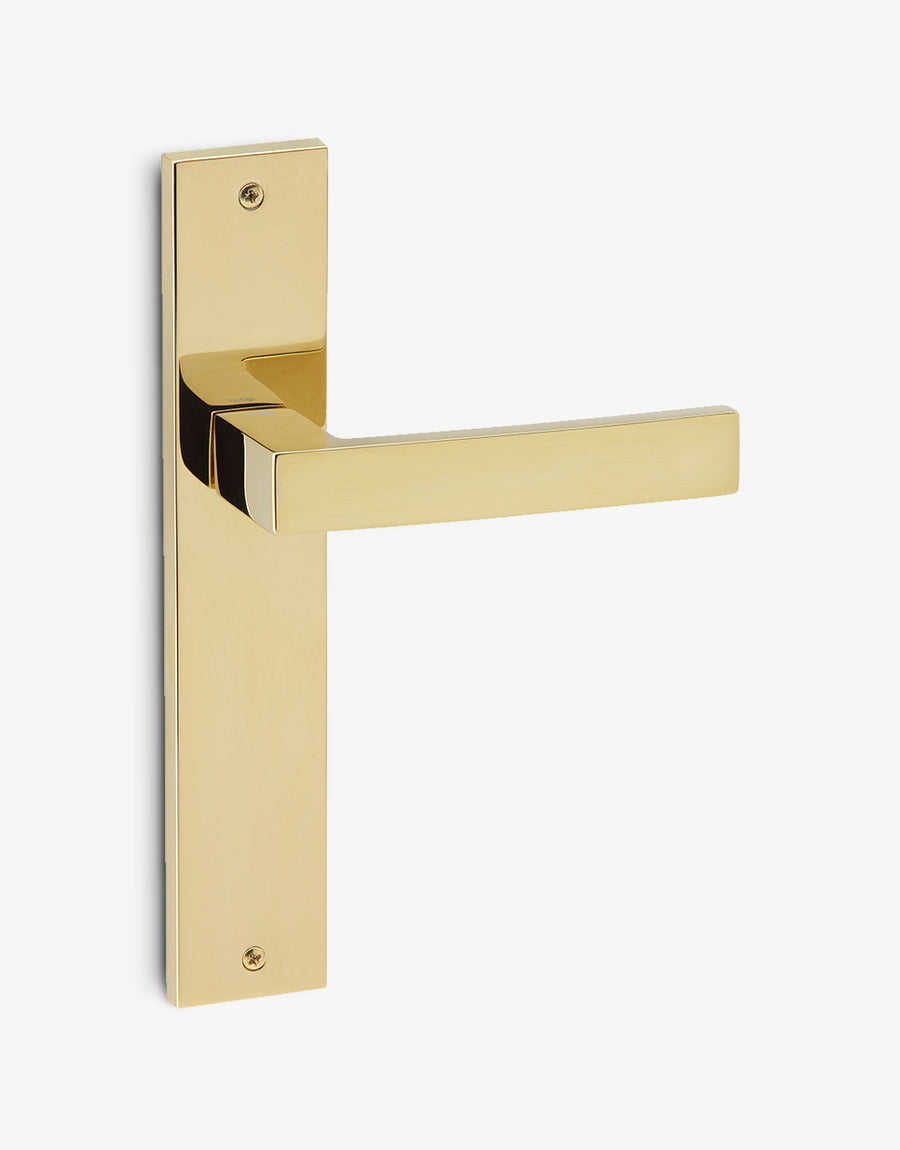 Ángolo door handle set on a rectangular backplate