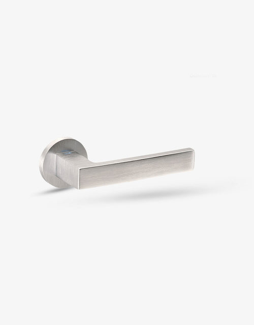 Ángolo door handle set on round rose