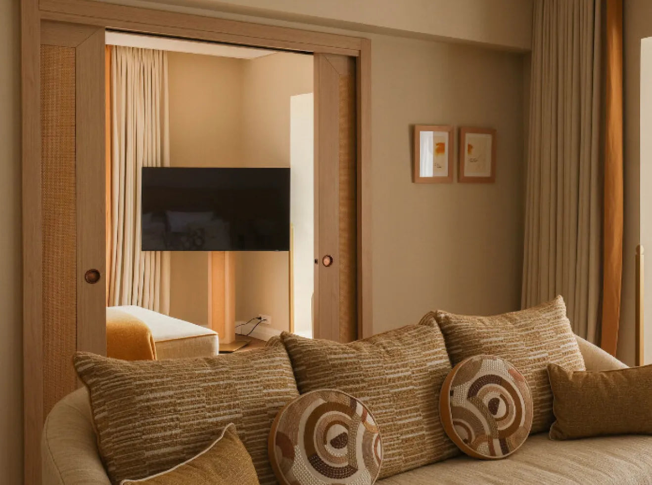 Bedroom with a wooden door and Ibiza accessories